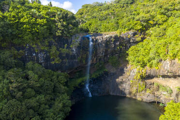 Luftaufnahme des Sept-Wasserfalls entlang des Tamarin-Flusses (Riviere Tamarin) im Bezirk Riviere Noire, Mauritius. - AAEF24636
