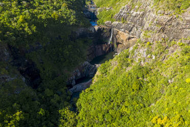 Luftaufnahme des Sept-Wasserfalls entlang des Tamarin-Flusses (Riviere Tamarin) im Bezirk Riviere Noire, Mauritius. - AAEF24638