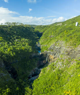 Luftaufnahme des Sept-Wasserfalls entlang des Tamarin-Flusses (Riviere Tamarin) im Bezirk Riviere Noire, Mauritius. - AAEF24639