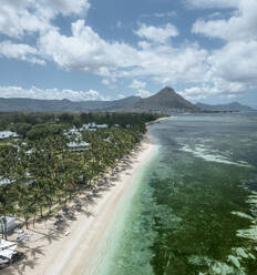 Luftaufnahme des Strandes von Flic En Flac, einer tropischen Oase und Reiseziel in Riviere Noire auf der Insel Mauritius. - AAEF24642