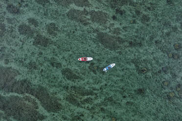 Luftaufnahme von Menschen mit einem SUP (Stand Up Paddle) am Strand von Flic En Flac, Riviere Noire, Mauritius. - AAEF24644