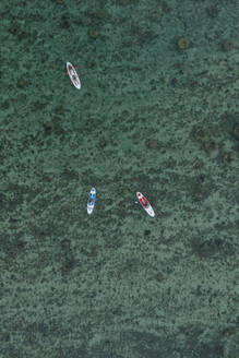 Luftaufnahme von Menschen mit einem SUP (Stand Up Paddle) am Strand von Flic En Flac, Riviere Noire, Mauritius. - AAEF24645
