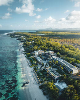 Luftaufnahme einer Hotelanlage entlang der Küstenlinie am Strand von Poste Lafayette, Bezirk Flacq, Mauritius. - AAEF24646