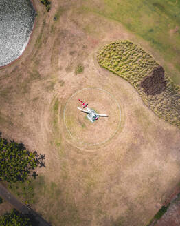 Luftaufnahme eines startbereiten Hubschraubers auf einem Hubschrauberlandeplatz in Bel Ombre, Savanne District, Mauritius. - AAEF24654