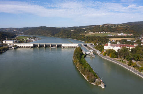 Österreich, Niederösterreich, Persenbeug-Gottsdorf, Drohnenansicht eines Wasserkraftwerks an der Donau - WWF06589