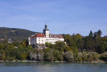 Austria, Lower Austria, Persenbeug-Gottsdorf, Persenbeug Castle on bank of Danube river - WWF06590