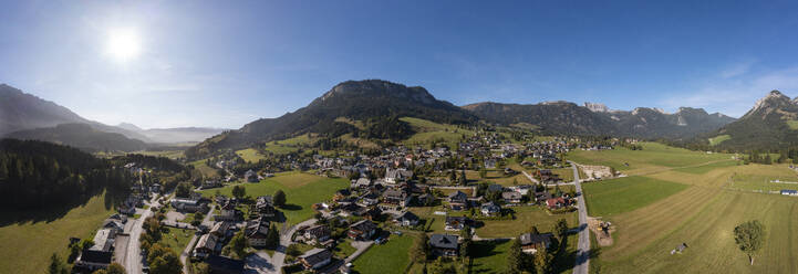 Österreich, Steiermark, Tauplitz, Drohnenpanorama der Stadt im Toten Gebirge - WWF06591