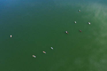 Österreich, Oberösterreich, Zell am Moos, Drohnenansicht von schwimmenden Booten im Irrsee - WWF06596