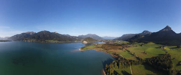 Österreich, Salzburger Land, Strobl am Wolfgangsee, Drohnenansicht des Wolfgangsees und des Naturschutzgebietes Blinklingmoos - WWF06598