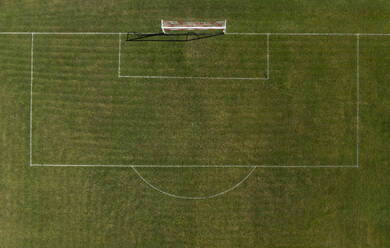 Drohnenansicht eines leeren Fußballfeldes - WWF06602