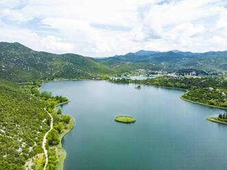 Kroatien, Gespanschaft Split-Dalmatien, Lokva Rogoznica, Luftaufnahme der Bacina-Seen im Sommer - TAMF04009