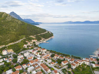 Kroatien, Gespanschaft Split-Dalmatien, Drvenik, Luftaufnahme des Küstendorfs - TAMF04012