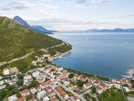 Kroatien, Gespanschaft Split-Dalmatien, Drvenik, Luftaufnahme des Küstendorfs - TAMF04012