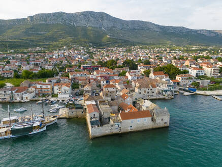 Kroatien, Gespanschaft Split-Dalmatien, Kastel Gomilica, Luftaufnahme der Festung Kastilac und der umliegenden Stadt - TAMF04016