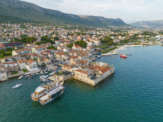 Kroatien, Gespanschaft Split-Dalmatien, Kastel Gomilica, Luftaufnahme der Festung Kastilac und der umliegenden Stadt - TAMF04017