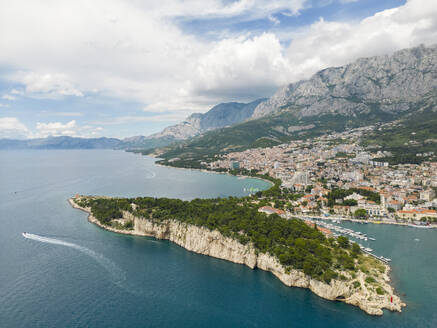 Kroatien, Gespanschaft Split-Dalmatien, Makarska, Luftaufnahme der Klippen vor der Küstenstadt im Sommer - TAMF04020