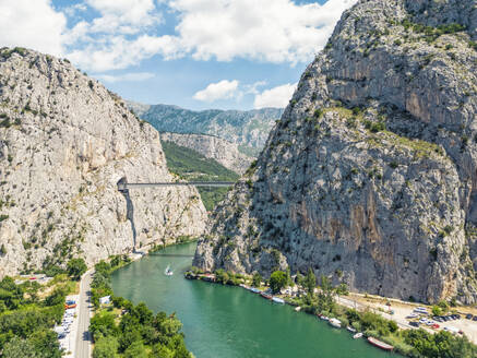 Kroatien, Gespanschaft Split-Dalmatien, Luftaufnahme des zwischen steilen Bergen fließenden Flusses Cetina im Sommer - TAMF04026