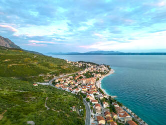 Kroatien, Gespanschaft Split-Dalmatien, Podgora, Luftaufnahme einer Kleinstadt an der Adriaküste - TAMF04027