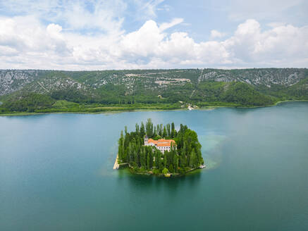 Kroatien, Gespanschaft Split-Dalmatien, Split, Luftaufnahme des Klosters Visovac und der umliegenden Landschaft - TAMF04030