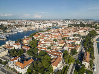 Kroatien, Gespanschaft Zadar, Zadar, Luftaufnahme des Altstadtviertels der Stadt am Fluss - TAMF04032