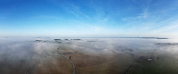 Österreich, Oberösterreich, Drohnenpanorama einer in dichten Morgennebel gehüllten ländlichen Landschaft - WWF06608