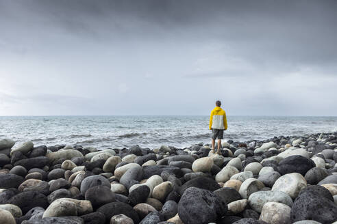 Mann steht auf Felsen vor Meer unter Himmel - WVF02047