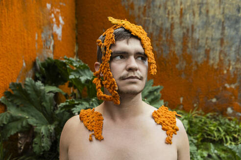 Junger Mann bedeckt mit orangefarbenem Moos - WVF02050