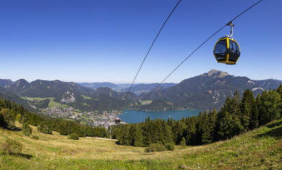 Österreich, Salzburger Land, St. Gilgen, Blick auf die Salzkammergut-Berge mit Seilbahn im Vordergrund - WWF06615