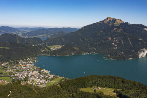 Österreich, Salzburger Land, St. Gilgen, Blick auf die Stadt am Ufer des Wolfgangsees und die umliegenden Berge - WWF06617