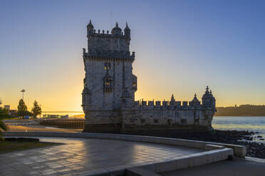 Portugal, Bezirk Lissabon, Lissabon, Turm von Belem bei Sonnenaufgang - ABOF00927