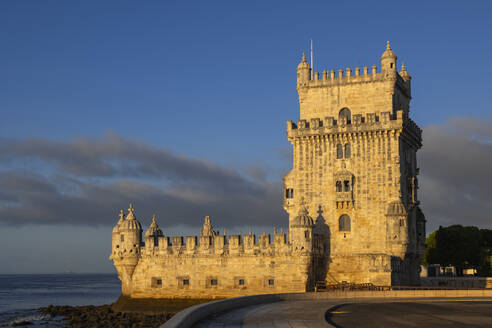 Portugal, Bezirk Lissabon, Lissabon, Turm von Belem in der Abenddämmerung - ABOF00928