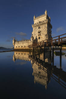 Portugal, Lissabon, Lissabon, Turm von Belem, der sich in der Abenddämmerung im Fluss Tejo spiegelt - ABOF00929