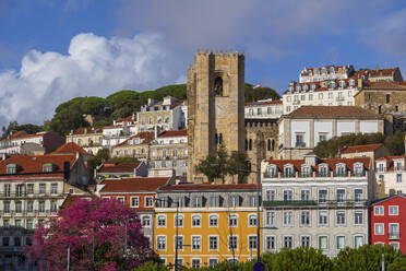 Portugal, Lissabon, Lissabon, Stadtteil Alfama mit der Kathedrale von Lissabon in der Mitte - ABOF00930