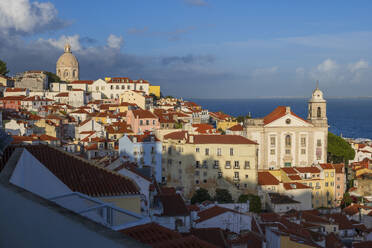 Portugal, Lissabon, Lissabon, Alfama-Viertel in der Abenddämmerung - ABOF00933