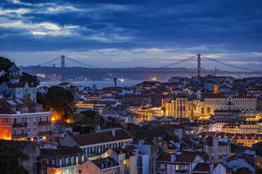 Portugal, Lissabon, Lissabon, Wohnviertel in der Abenddämmerung mit Brücke im Hintergrund - ABOF00936