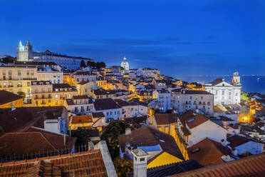 Portugal, Lissabon, Lissabon, Alfama-Viertel in der Abenddämmerung - ABOF00937