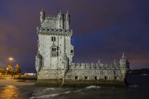 Portugal, Bezirk Lissabon, Lissabon, Turm von Belem bei Nacht - ABOF00939