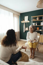Älterer Psychologe berät Patienten zu Hause - EBSF04052