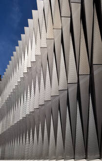 Von unten Blick auf abgeschnitten modernen biomedizinischen Forschungszentrum Gebäude gegen den Himmel in Pamplona; Navarra; Spanien - ADSF49878