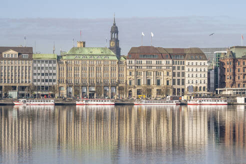 Deutschland, Hamburg, Wohnungen in der Binnenalster spiegeln - KEBF02770