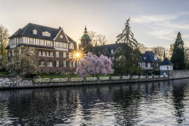 Deutschland, Hamburg, Johanniskloster bei Sonnenaufgang - KEBF02772