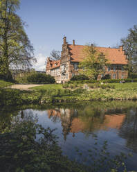 Deutschland, Hamburg, Teich vor dem Bergedorfer Schloss - KEBF02774