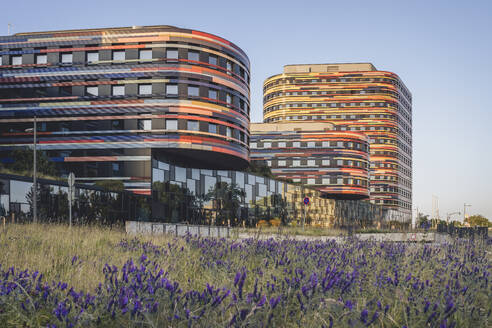 Germany, Hamburg, Office building Amt fur Umwelt in spring - KEBF02777