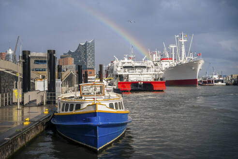 Deutschland, Hamburg, Regenbogen über den im Hamburger Hafen liegenden Schiffen - KEBF02780