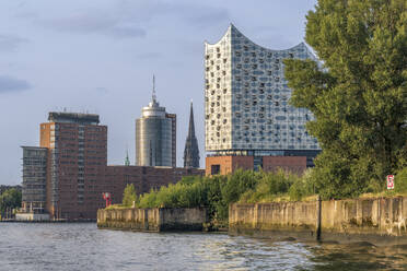 Deutschland, Hamburg, Elbe mit Elbphilharmonie im Hintergrund - KEBF02782