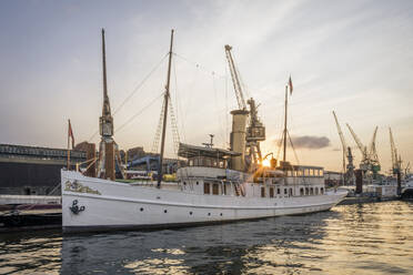 Deutschland, Hamburg, Museumsschiff Schaarhorn bei Sonnenuntergang - KEBF02783