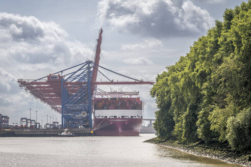 Deutschland, Hamburg, Containerschiff im Hamburger Hafen - KEBF02785