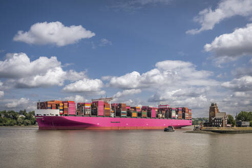 Deutschland, Hamburg, Rosa Containerschiff passiert Lotsenstation Seemannshoft - KEBF02788