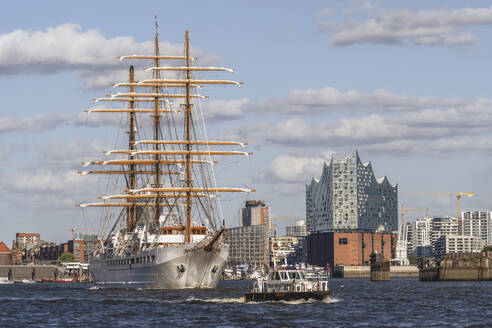 Deutschland, Hamburg, Segelschiff mit Elbphilharmonie im Hintergrund - KEBF02789