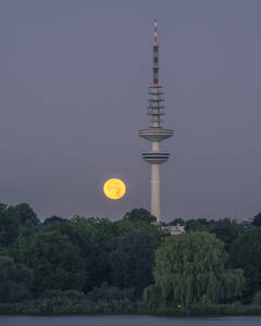 Deutschland, Hamburg, Vollmond über Fernmeldeturm in der Abenddämmerung - KEBF02790